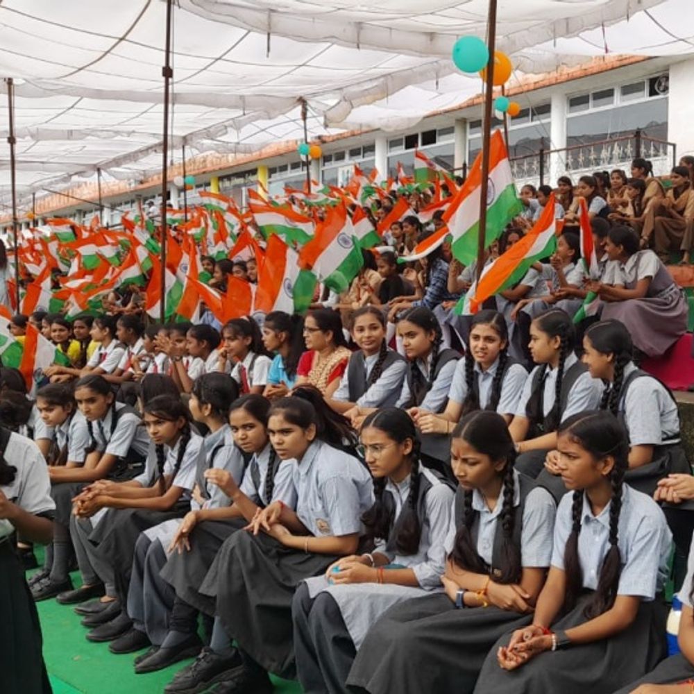 देशभक्ति गीतों से गूंजा झालावाड़: 2 लाख 60 हजार छात्रों ने गाया राष्ट्रगान स्टूडेंट्स में उत्साह देशभक्ति गीतों से गूंजा झालावाड़: 2 लाख 60 हजार छात्रों ने गाया राष्ट्रगान स्टूडेंट्स में उत्साह