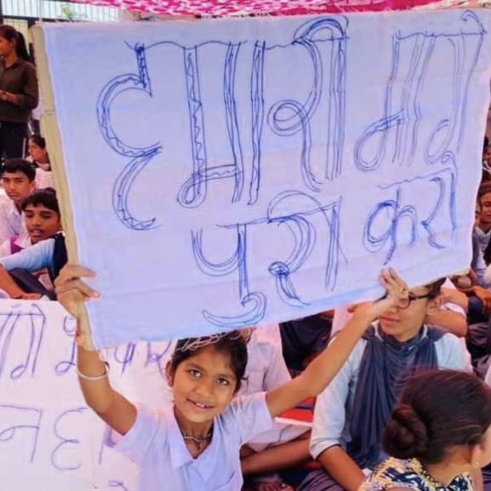 टीचर्स नहीं आए बीकानेर के तीन स्कूल पर लगा ताला: स्कूलों में आधे से ज्यादा पद खाली पड़े हैं सोमवार से तेज होगा आंदोलन टीचर्स नहीं आए बीकानेर के तीन स्कूल पर लगा ताला: स्कूलों में आधे से ज्यादा पद खाली पड़े हैं सोमवार से तेज होगा आंदोलन