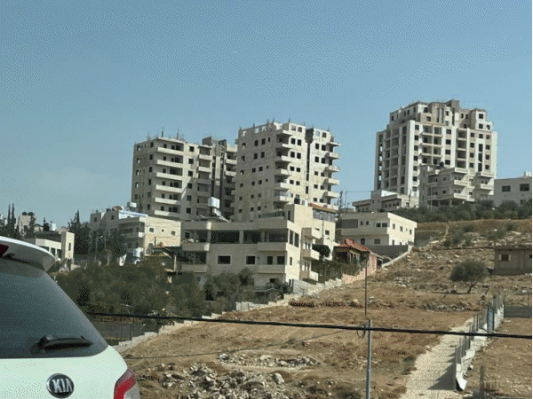 हमास के हमले से पहले इजराइल आते-जाते थे फिलिस्तीनी:जंग के बाद एंट्री बंद, वेस्ट बैंक में पोस्टर लगे- फिलिस्तीनियों जॉर्डन चले जाओ