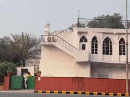 पब्लिक बताएगी, 172 साल पुरानी सुनहरी मस्जिद टूटे या रहे:ट्रैफिक जाम की वजह से नोटिस, मुस्लिम बोले- इतिहास मिटा रहे