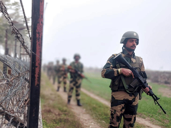 बॉर्डर एरिया में घना कोहरा, कैसे घुसपैठ रोक रही BSF:नदियों के रास्ते आ सकते हैं पाकिस्तानी आतंकी, जवानों को स्नाइपर्स से खतरा