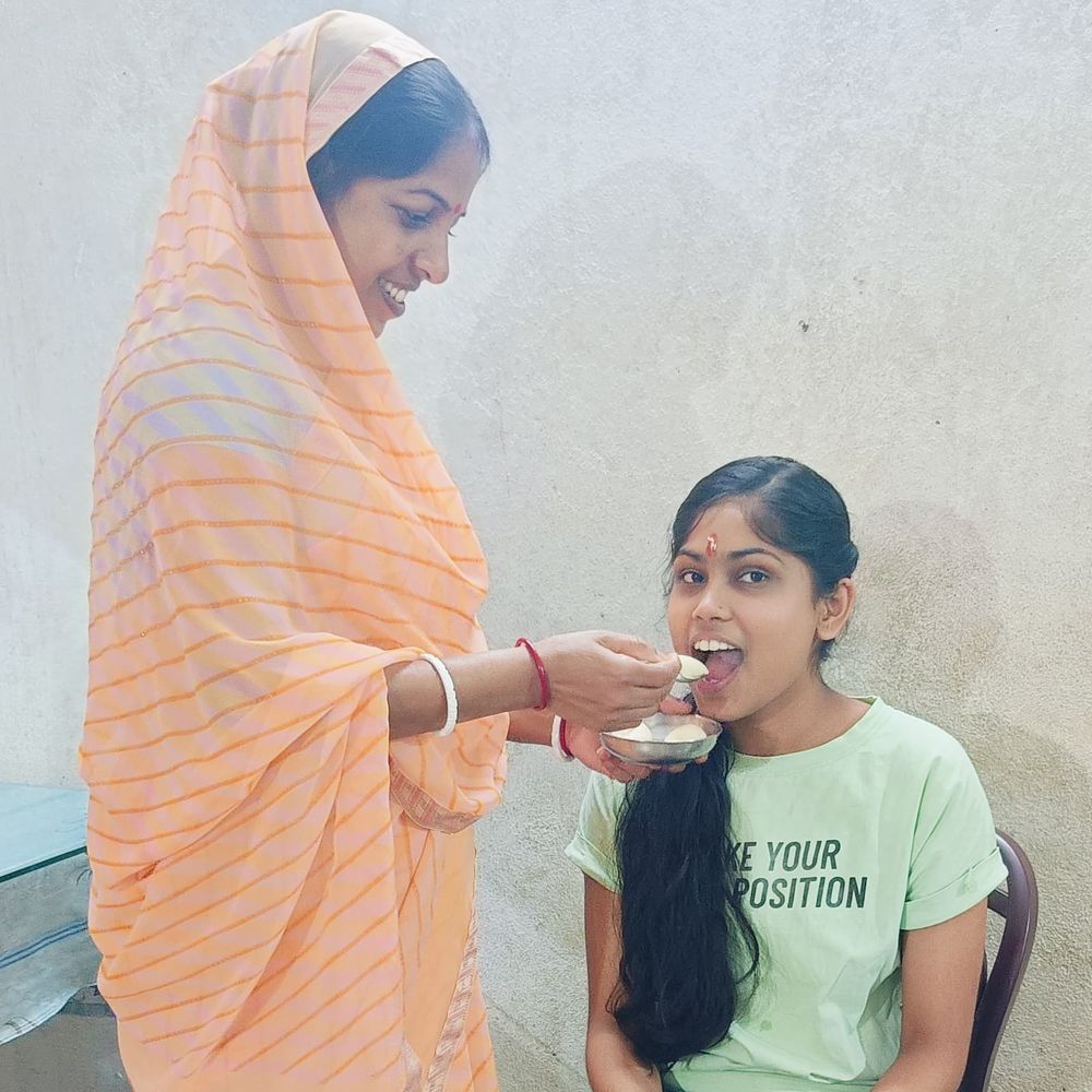 93.4% अंक लाकर किशनगंज की टॉपर बनी श्रृष्टि:इलेक्ट्रॉनिक का दुकान चलाते है पिता