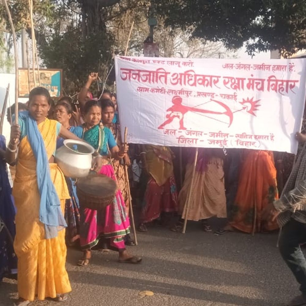 वन विभाग ने 250 आदिवासी झोपड़ी में लगाई आग:महिलाओं ने कार्यालय का किया घेराव, लक्ष्मीपुर जंगल में एक साल से रह रहे थे सभी