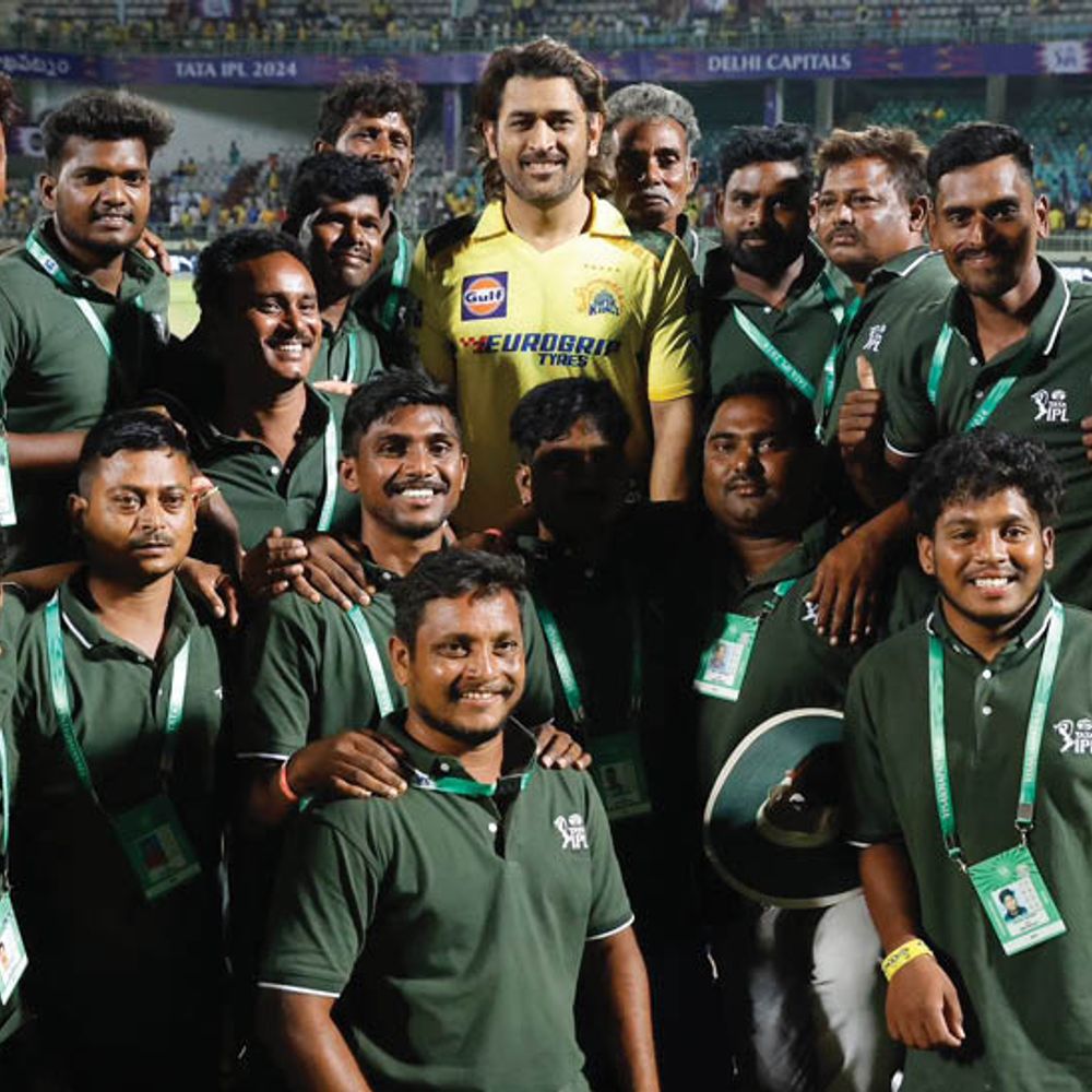 धोनी ने विशाखापट्टनम ग्राउंड स्टाफ के साथ फोटो क्लिक कराई:CSK ने तस्वीर पोस्ट की; साक्षी बोलीं-एहसास ही नहीं हुआ कि हम मैच हार गए