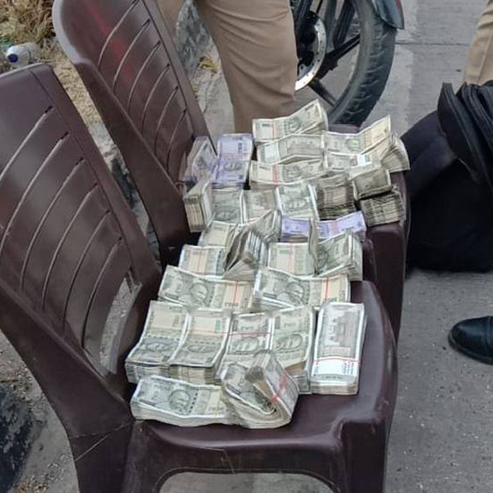नोएडा में 11 लाख 58 हजार 400 रुपए कैश पकड़ा:​​​​​​​कासना सिरसा टोल के पर पकड़ी गाड़ी, चालक नहीं दे पाया पैसों का साक्ष्य