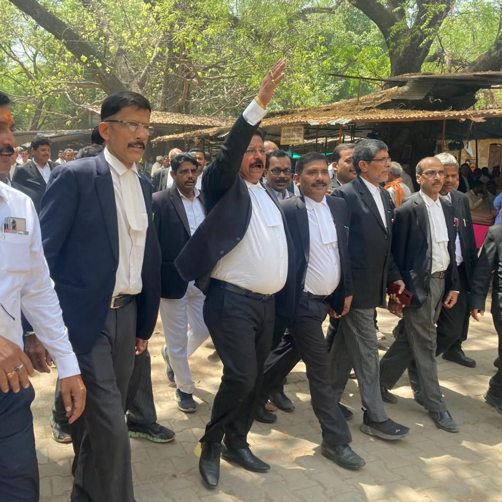 अधिवक्ता के अपहरण पर साथियों ने खोला मोर्चा:कचहरी में विरोध प्रदर्शन के बीच निकाला जुलूस, सीपी से जल्द बरामदगी की मांग