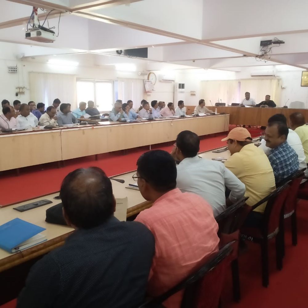 हीट वेव से बचाव के लिए सोनभद्र में हुई बैठक:जिला आपदा विशेषज्ञ ने बताया उपाय, बोले-लू से बचने के लिए घरों की खिड़कियों पर लगाएं रिफ्लेक्टर