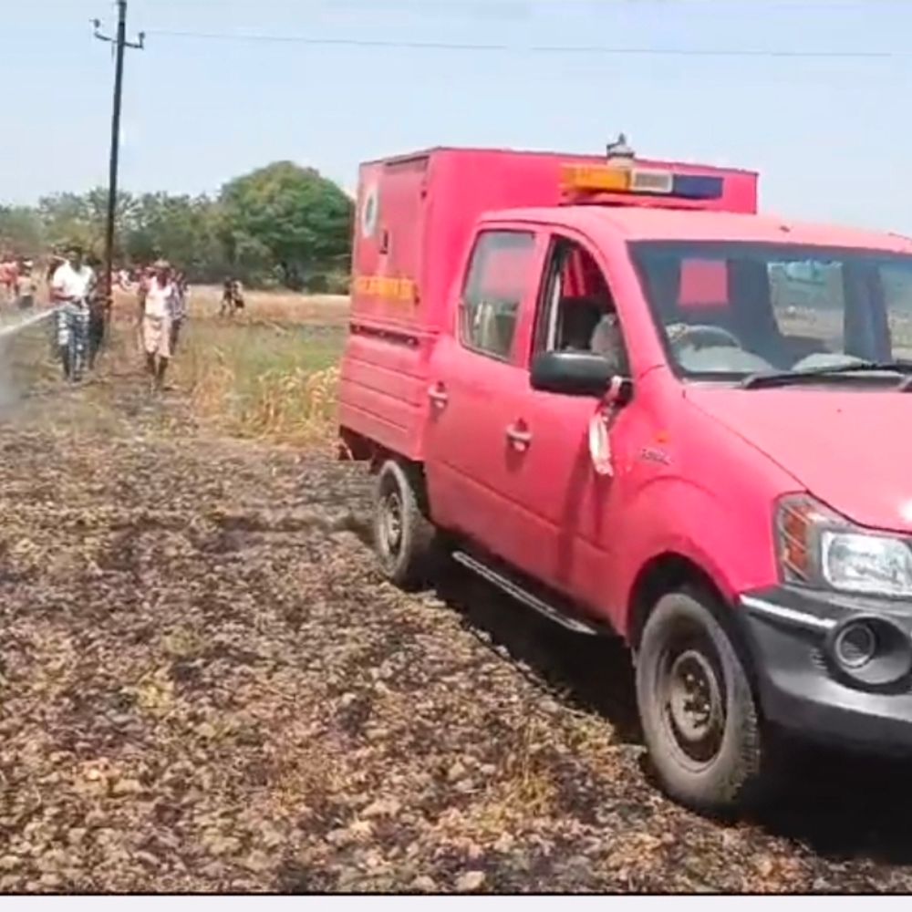 शॉर्ट-सर्किट से 10 किसानों के खेतों में लगी आग:11 हजार वोल्ट के तार से निकली चिंगारी से हादसा, गेहूं की फसल जलकर राख