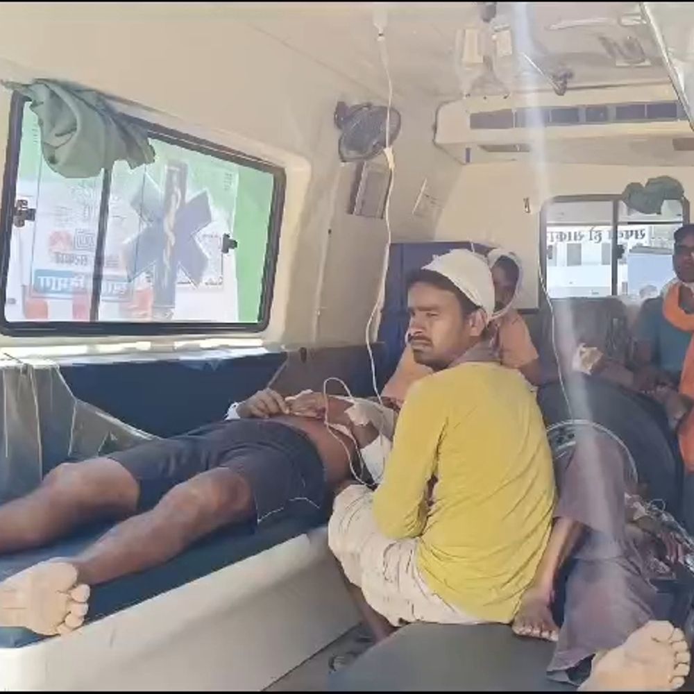 जमीन विवाद में दो पक्षों के बीच मारपीट, 10 घायल:सदर अस्पताल में चल रहा इलाज, फसल कांटने को लेकर हुई लड़ाई