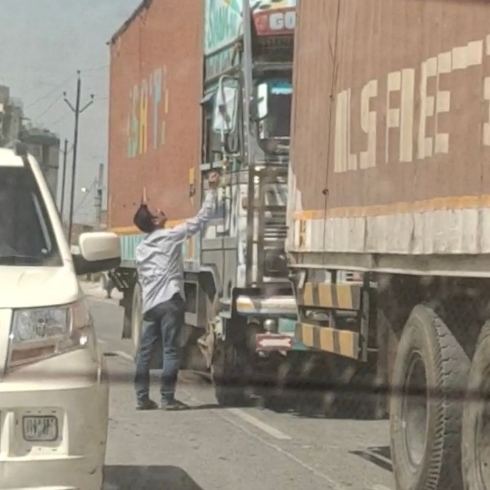 एनएच-28ए पर ट्रक चालकों से वसूला जा रहा अवैध टैक्स:डीएम ने जांच कर कार्रवाई करने का दिया आदेश, अब जगह में हुआ बदलाव