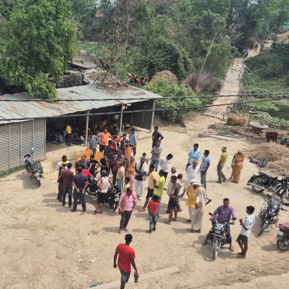 विकास से कोसों दूर दरभंगा का भरडीहा गांव:स्कूल को भवन नहीं, नदी पार करने के लिए पुल नहीं; ग्रामीणों ने लिया निर्णय...नहीं करेंगे मतदान