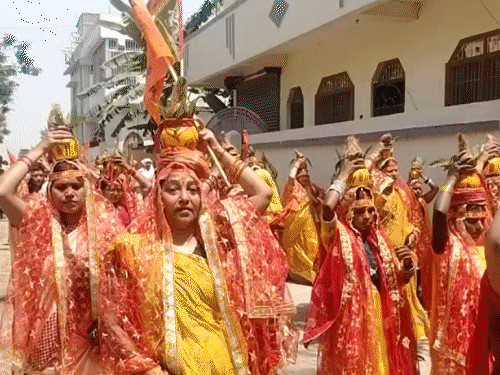 कलश यात्रा में शामिल हुए भक्त:वृंदावन से आईं प्रियंका शास्त्री दीदी करेंगी कथा, 9 दिनों का है आयोजन