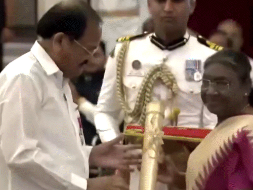 वेंकैया नायडू समेत 3 को पद्म विभूषण:मिथुन चक्रवर्ती, उषा उथुप को पद्म भूषण, राष्ट्रपति ने पद्म पुरस्कारों से सम्मानित किया