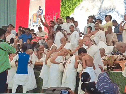 अहमदाबाद में एक साथ 35 लोग संन्यासी बने:दीक्षा लेने दिग्गज कारोबारी ने 500 करोड़ दान किए, 18 साल से कम उम्र के 10 बच्चे भी शामिल