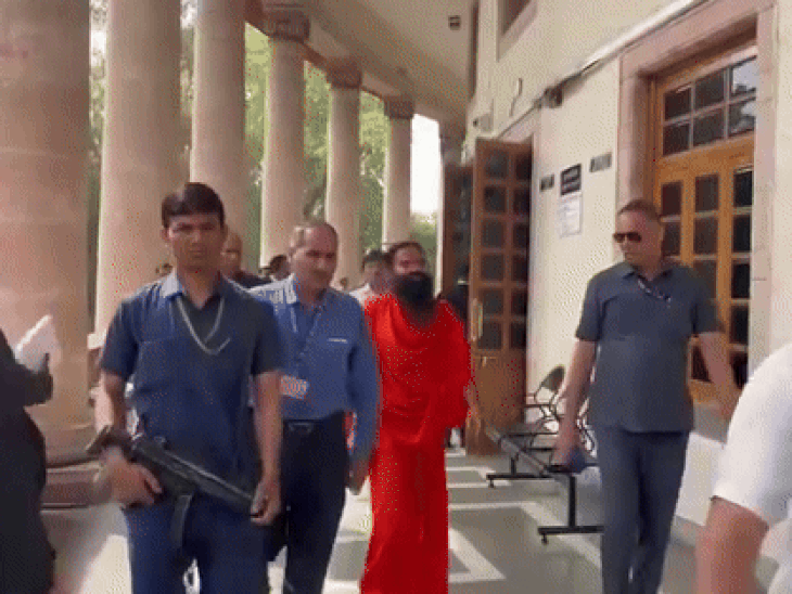 पतंजलि भ्रामक विज्ञापन केस में आज सुनवाई:पिछली सुनवाई पर रामदेव ने तीसरी बार माफी मांगी थी, कोर्ट ने कहा था- आप इतने मासूम नहीं