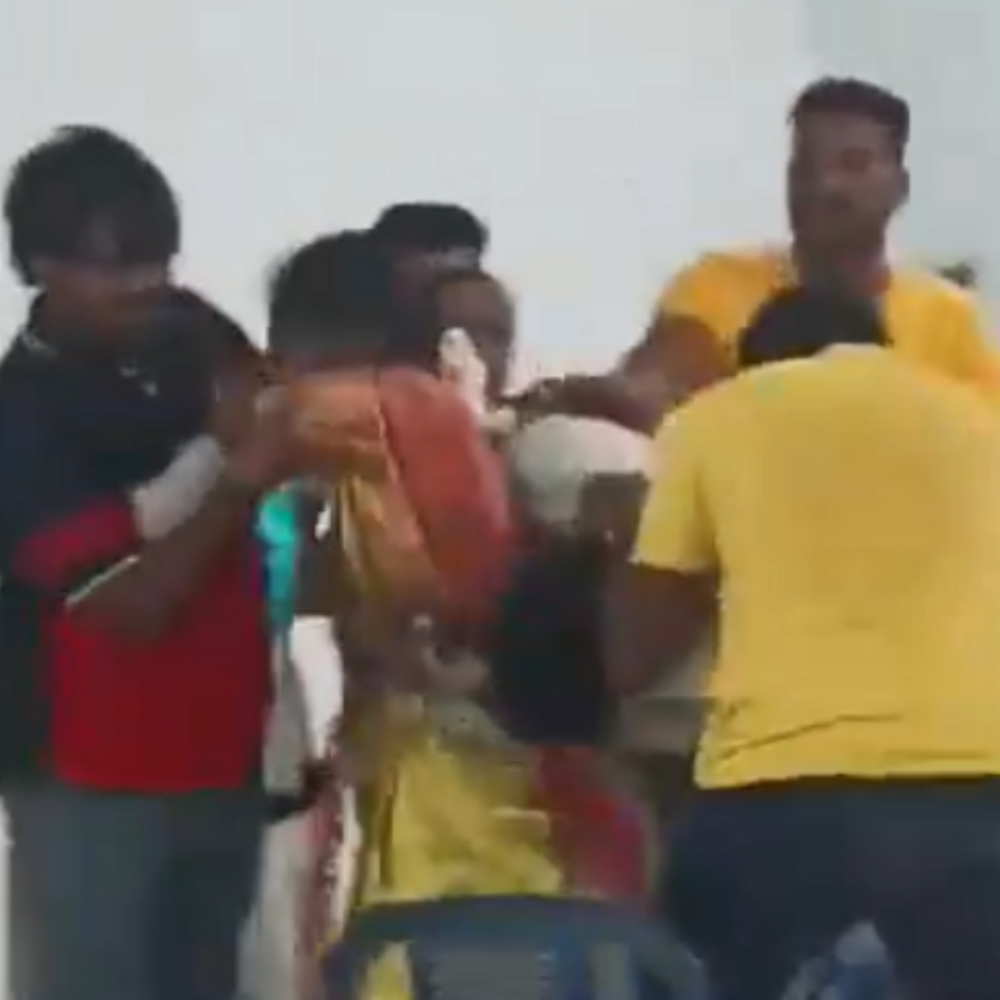 मंडप से दुल्हन को किडनैप करने की कोशिश:आंध्र प्रदेश की घटना; लड़की के परिजनों ने लड़के वालों पर मिर्ची पाउडर से हमला किया