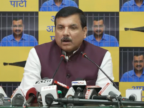 संजय सिंह बोले-केजरीवाल पर नजर रख रहा PMO:दिल्ली एलजी नियम तोड़कर CCTV लिंक से देख रहे, कभी भी दुर्घटना हो सकती है