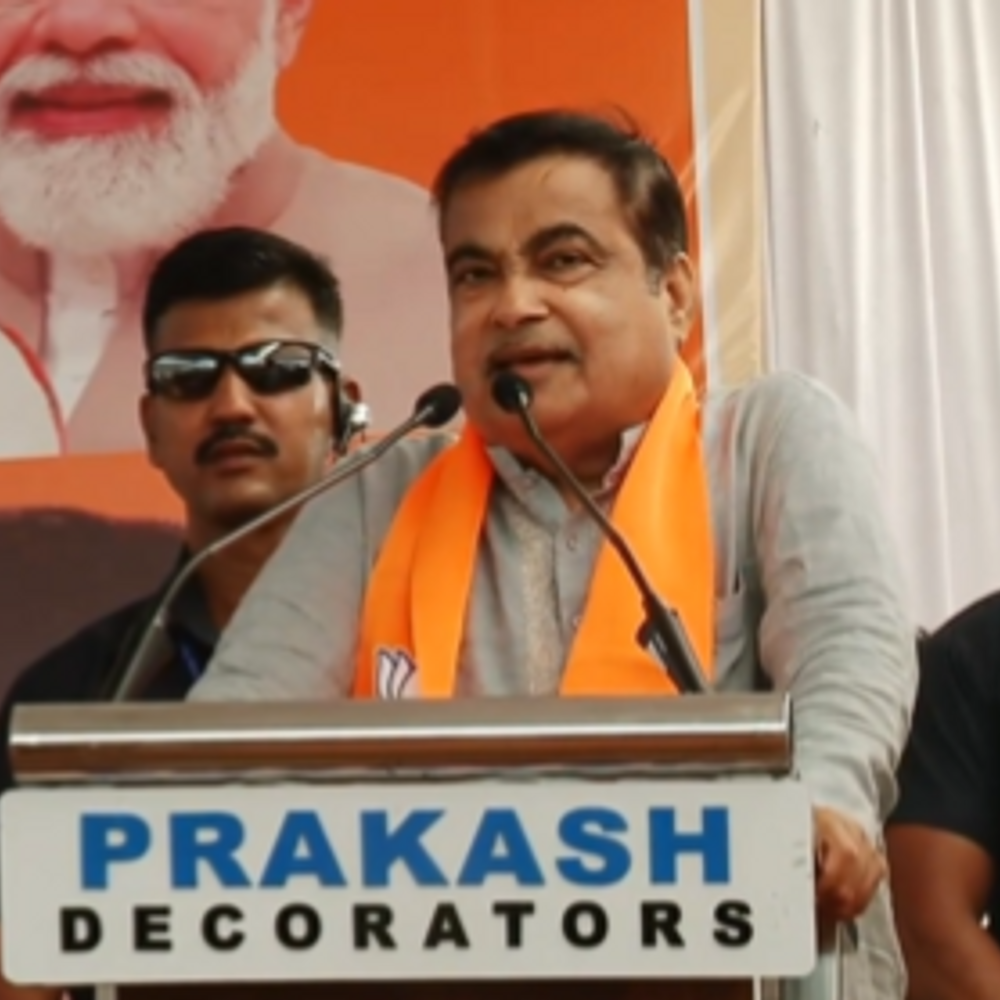 केंद्रीय मंत्री नितिन गडकरी मंच पर बेहोश:शिवसेना प्रत्याशी की रैली के दौरान चक्कर आया; पास खड़े नेताओं ने संभाला और इलाज कराया