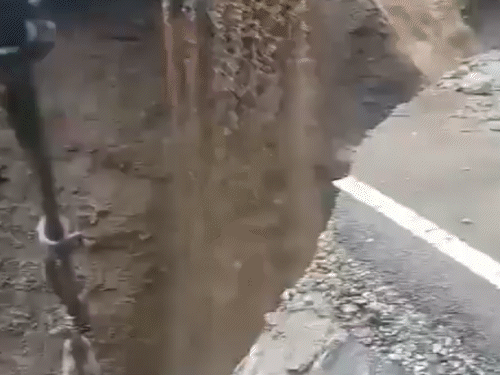 अरुणाचल प्रदेश में लैंड स्लाइड:नेशनल हाईवे-313 का बड़ा हिस्सा ढहा, चीन सीमा से सटी दिबांग वैली का संपर्क टूटा