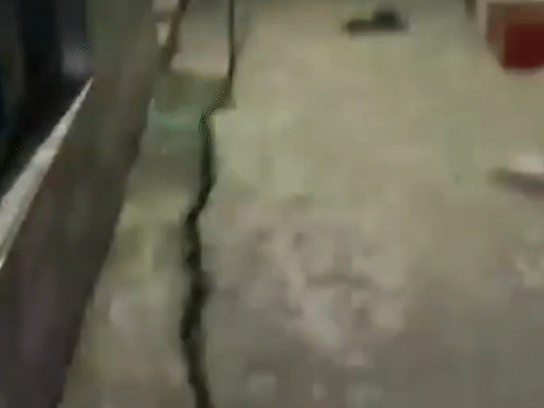 जम्मू-कश्मीर में रामबन-गूल मार्ग धंसा, 24 घरों में दरार आई:60 हजार लोगों का मुख्य शहर से संपर्क टूटा, बिजली सप्लाई भी ठप्प हुई