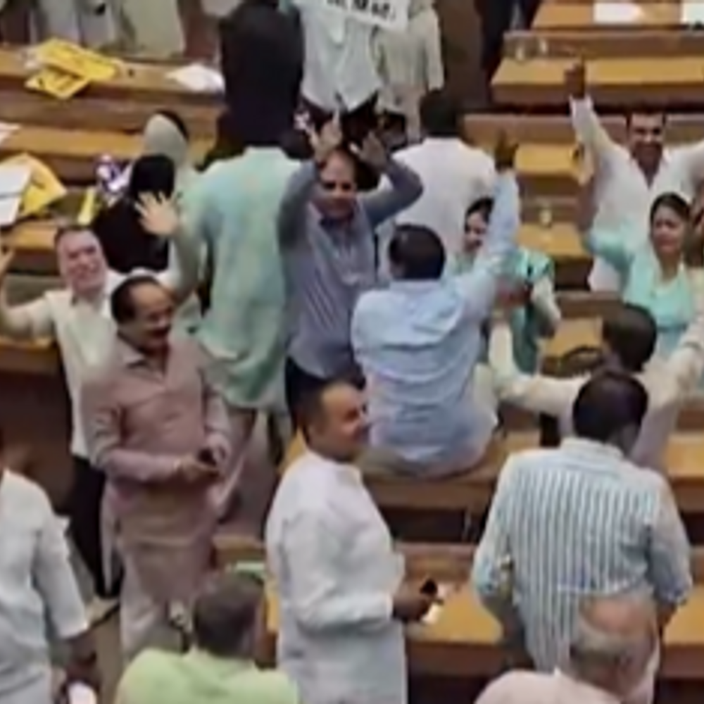 दिल्ली MCD भवन में भाजपा पार्षदों ने किया डांस:सदन में हरियाणवी गाना बजाया; AAP नेता संजय सिंह ने शेयर किया वीडियो
