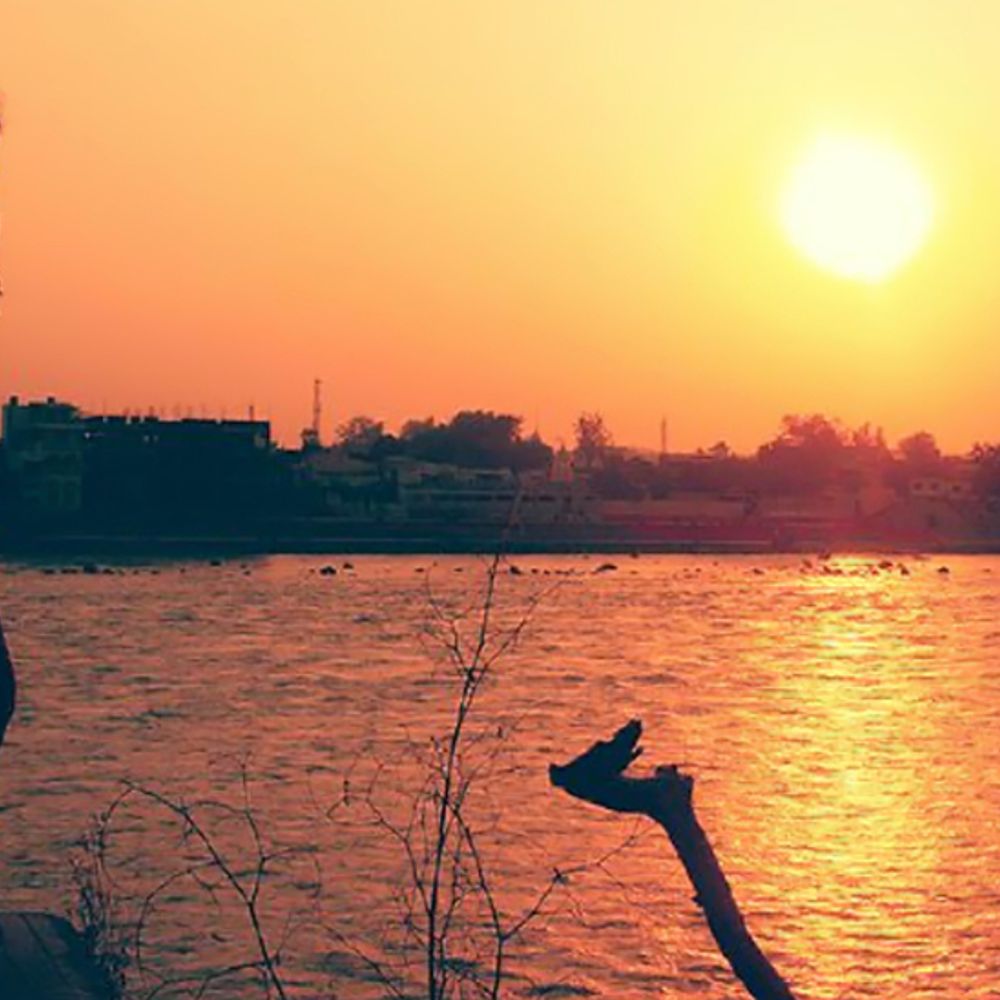 वैशाख मास में सूर्य पूजा:लंबी उम्र और पुण्य पाने के लिए इस महीने में उगते हुए सूरज को अर्घ्य देने की परंपरा