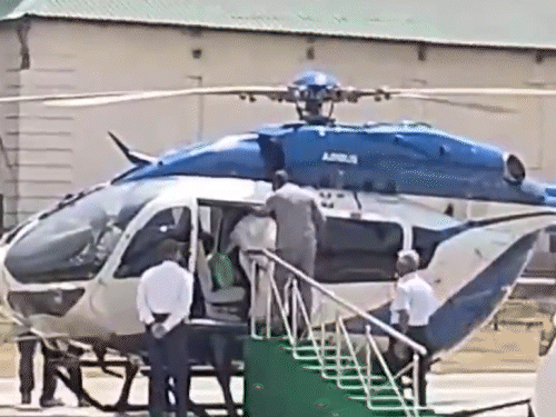 ममता बनर्जी हेलिकॉप्टर में चढ़ते समय लड़खड़ाकर गिरीं:दुर्गापुर में हुई घटना, पिछले महीने घर में गिर जाने से माथे पर चोट लगी थी