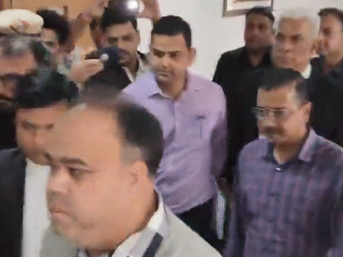 SC से केजरीवाल बोले- मैं रिहाई का हकदार:कहा- शराब नीति केस में ED का बर्ताव क्रूर, फिजिकली मौजूद होने के लिए कहना क्या जरूरी था