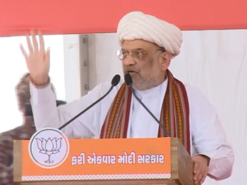 अमित शाह की गुजरात में आज तीन जनसभाएं:पोरबंदर में कहा, काश्मीर में 5 सालों में किसी ने पत्थर फेंकने की हिम्मत नहीं की