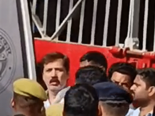 बाहुबली धनंजय सिंह की जेल बदली, एंबुलेंस से ले गए:जौनपुर से बरेली शिफ्ट किया जा रहा; पत्नी बसपा के टिकट पर चुनाव लड़ रहीं