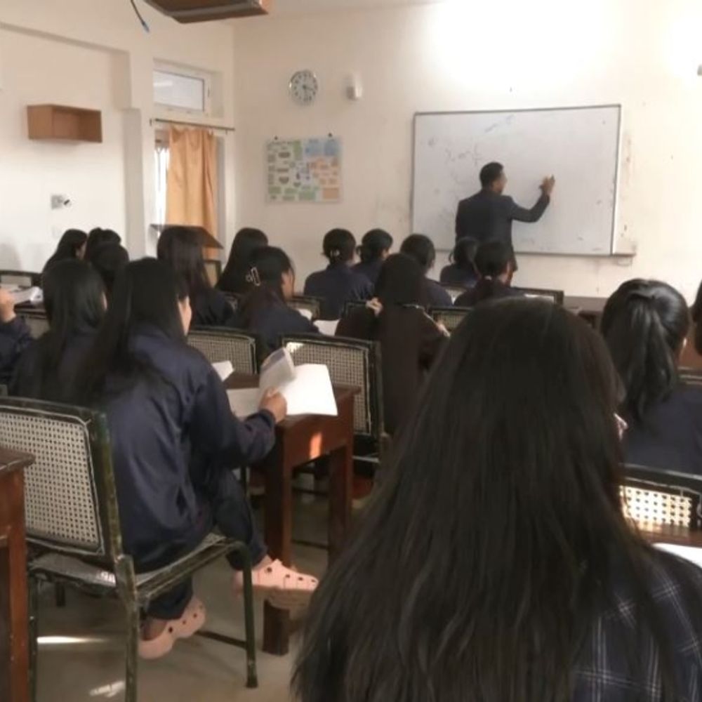 मणिपुर में एक छत के नीचे पढ़ाई कर रहे कुकी-मैतेई:असम राइफल्स ने उखरूल में 37 छात्राओं को शेल्टर दिया