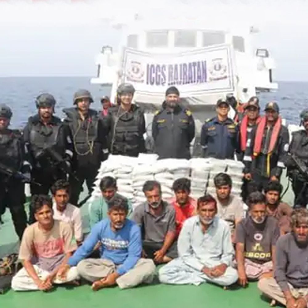 गुजरात के पोरबंदर से 80 KG ड्रग्स जब्त:इसकी कीमत 600 करोड़ रुपए से ज्यादा; 14 पाकिस्तानी भी गिरफ्तार