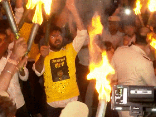 EC का आदेश- AAP कैंपेन सॉन्ग बदले:इससे न्यायपालिका की छवि खराब हो रही; जेल में बंद केजरीवाल के साथ गुस्साई भीड़ दिखाई गई