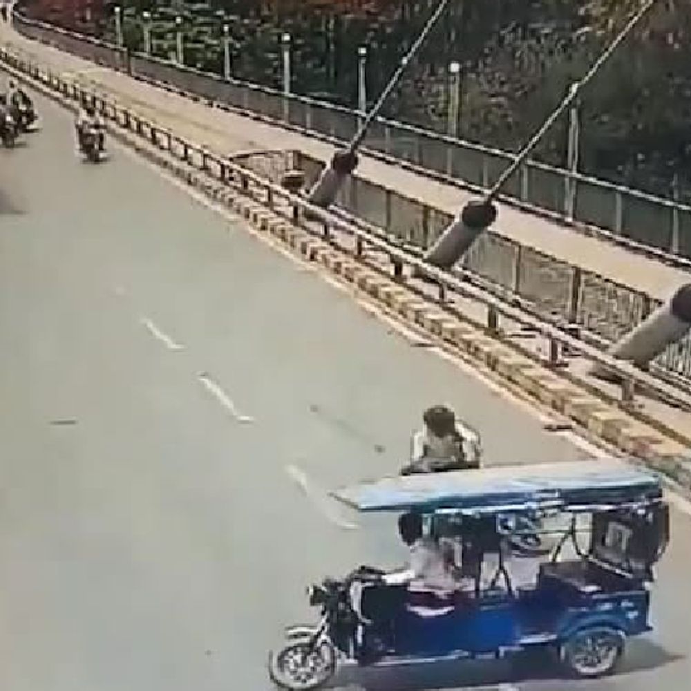 प्रयागराज में ई-रिक्शा से मोटरसाइकिल की टक्कर:वन-वे सड़क पर ई-रिक्शा ने अचानक लिया था यू-टर्न; घटना CCTV कैमरा में कैद