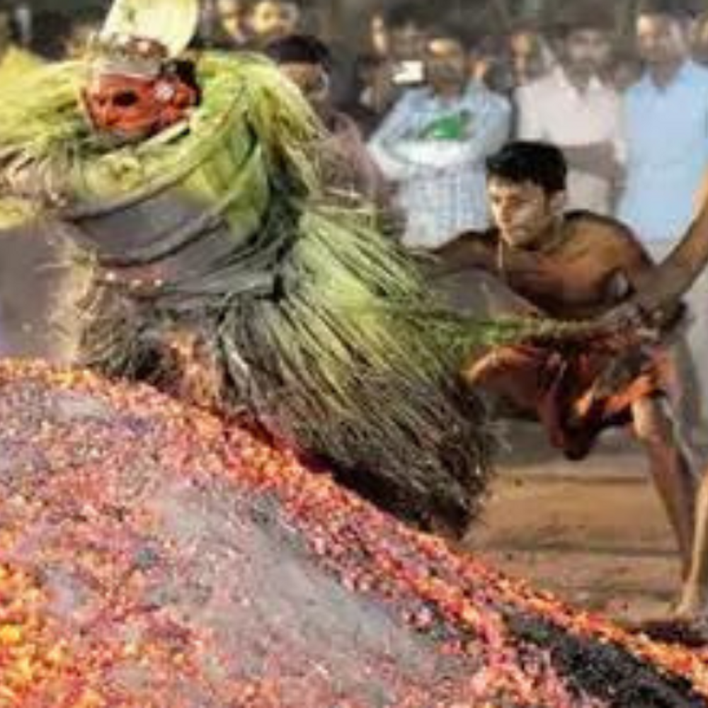 केरल में मनाया गया ओट्टेकोला त्योहार:भगवान को खुश करने के लिए जलते कोयले पर चलते हैं भक्त