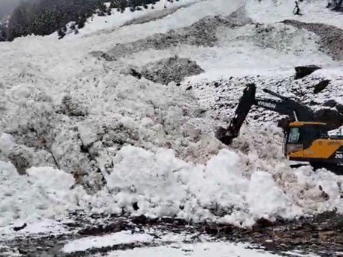 जम्मू-कश्मीर के सोनमर्ग में एवलॉन्च आया:प्रदेश में पिछले 36 घंटे से लगातार बारिश जारी; अगले 8 घंटे बरसात के साथ बर्फबारी का अलर्ट