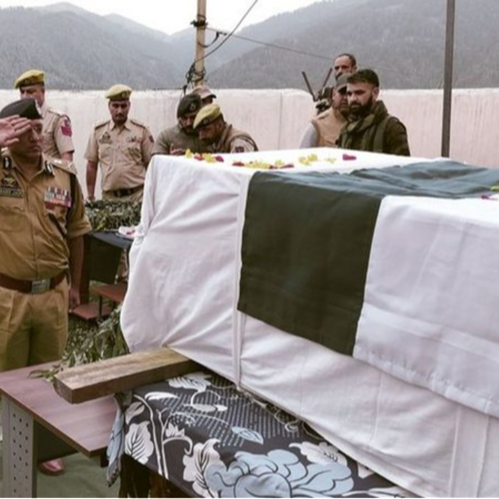 जम्मू कश्मीर में शहीद हुए गार्ड का अंतिम संस्कार:आतंकी मुठभेड़ में जान गई थी, पांच बेटियों वाले परिवार ने सरकार से गुजारा भत्ता मांगा