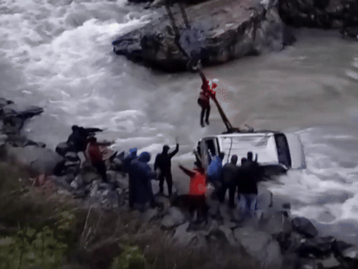 जम्मू-कश्मीर के सोनमर्ग में कार नदी में गिरी:4 की मौत, NDRF-SDRF ने तीन लोगों को रेस्क्यू किया, 2 अभी भी लापता