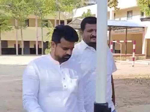 कर्नाटक सेक्स स्कैंडल, प्रज्ज्वल को पार्टी से निकालने की तैयारी:JDS की बैठक में ऐलान संभव, पूर्व PM देवगौड़ा के पोते पर यौन शोषण का आरोप