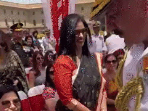 नौसेना के नए चीफ बने दिनेश त्रिपाठी:शपथ लेने से पहले मां के पैर छुए; कहा- आत्मनिर्भरता की दिशा में नौसेना को मजबूत करेंगे