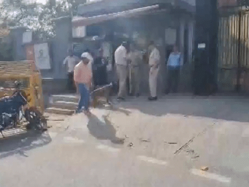 दिल्ली-NCR के कई स्कूलों में बम की धमकी:एक ही ई-मेल से धमकी भेजी गई; बम स्क्वॉड-पुलिस टीमें रवाना, स्कूलों को खाली कराया