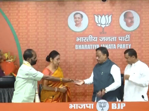 एक्ट्रेस रुपाली गांगुली बीजेपी में शामिल:बोलीं- विकास के इस महायज्ञ में हिस्सा लेना चाहती थी