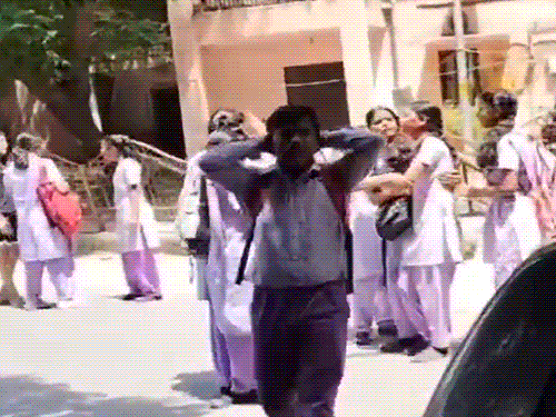 दिल्ली के स्कूल में छात्रा पर ब्लेड से हमला:टिफिन को लेकर लड़ाई में क्लासमेट ने चेहरे पर अटैक किया; 17 टांके लगे