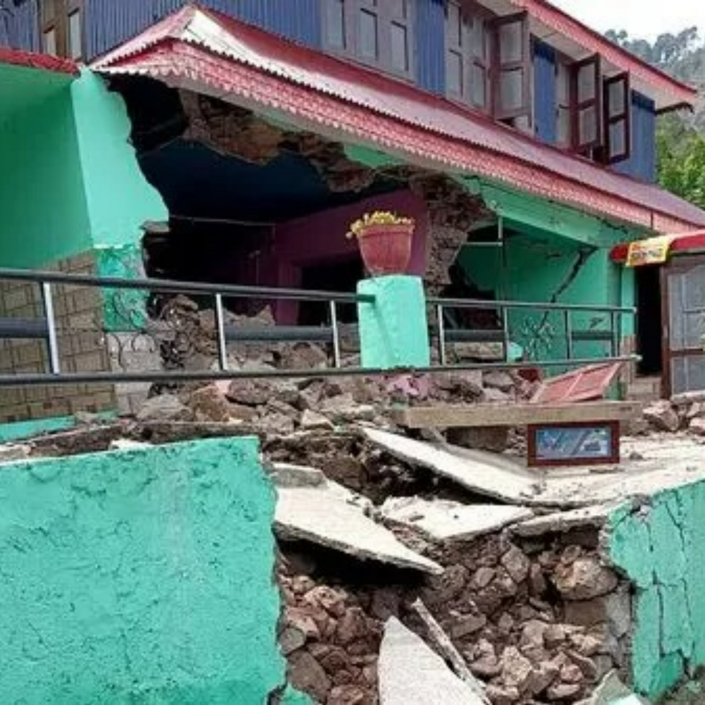 चिनाब वैली-3 जिलों में 120 किमी में जमीन धंस रही:अब तक 900 घरों में दरार; संवेदनशील पहाड़ों पर 4 बड़े प्रोजेक्ट से हालात बिगड़े