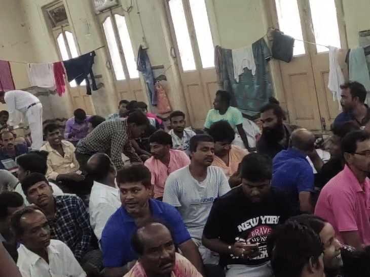 कोलकाता से 24-परगना तक दफ्तरों में छिपे सैकड़ों BJP वर्कर्स:आरोप- TMC नेता घर जला रहे; जान बची रहे, इसलिए यहां रह रहे