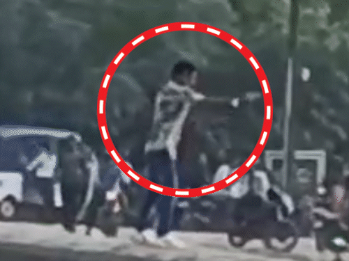 बरेली में सड़क पर अंधाधुंध फायरिंग, 6 पुलिसवाले सस्पेंड:​​​​​​​बिल्डर के गुर्गों ने कार-डिवाइडर की आड़ लेकर चलाई गोली, 2 बुलडोजर फूंके