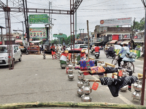 कांवड़ रूट पर इंडिया स्वीट्स बनी सरताज खान की दुकान:दुकानों के बोर्ड बदल रहे मुस्लिम, बोले- 90% कांवड़ मुसलमान बनाते हैं, उनका क्या