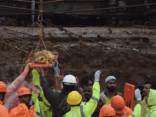 रात में तेज आवाज, 20 फीट पानी में डूबे गांव:वायनाड में 250 से ज्यादा मौतें, 400 घरों के गांव में सिर्फ 45 मकान बचे