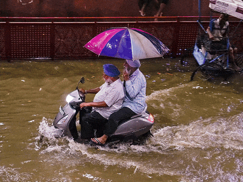 गोद में ढाई साल का बेटा, नाले में बही तनुजा:दिल्ली में बारिश से 10 जानें गईं, 14 डिपार्टमेंट लेकिन जिम्मेदार कोई नहीं