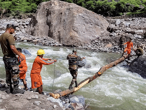 10 हजार जानें बचाने वाले वायनाड के हीरोज:8 घंटे में पहाड़ी चढ़ी, 4 मासूम बचाए; 24 घंटे में 190 फीट लंबा पुल बनाया